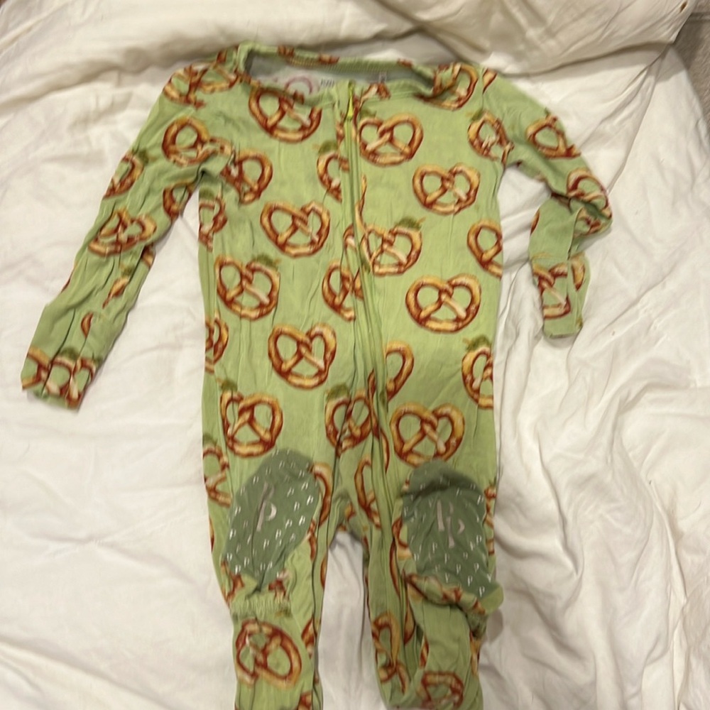 GUC Posh Peanut Pretzel Zippy Footie 18-24M